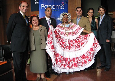 Antonio Manfredonio, Intercontinental; Melva Mendez, Tourisme Panama; Jose Barrios, Bern Hotels; Mlle Caridad, Ernesto Orillac, conseiller général des autorités du tourisme du Panama; Patricia Perez et Camilo Aguilar de Canandes