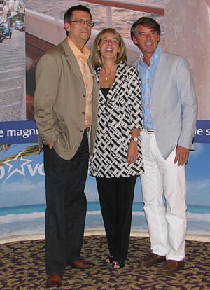 Peter Ouellette, VP marketing ; Louise Fecteau, directeur régional exploitation et services aux membres et Yves Lalumière, V-P et directeur général de Transat Distribution Canada Peter Ouellette, VP marketing ; Louise Fecteau, directeur régional exploitation et services aux membres et Yves Lalumière, V-P et directeur général de Transat Distribution Canada