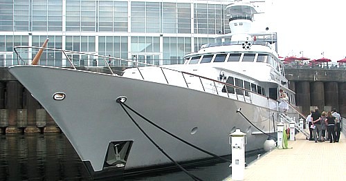 Le Lady Sandals, amarré dans le Vieux Port de Montréal