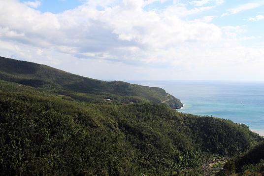 La Dominique est une île volcanique, couverte de montagnes et de forêts