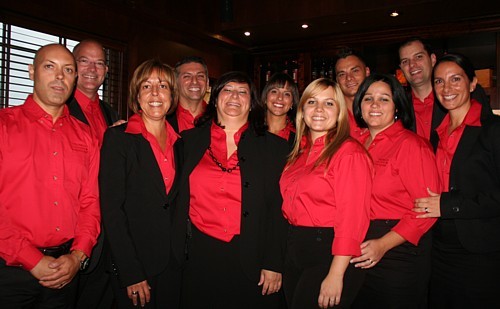 Zeina Gedeon, Présidente de Vacances Air Canada (au centre, en bas), en compagnie de toute son équipe. Zeina Gedeon, Présidente de Vacances Air Canada (au centre, en bas), en compagnie de toute son équipe.