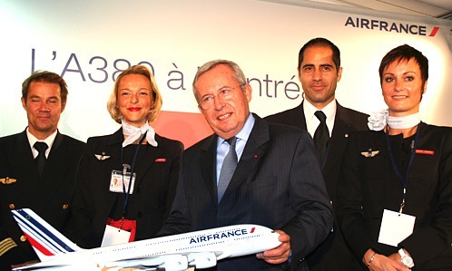 M. Gourgeon, avec une partie de l' équipage du A380 qui a effectué ce premier vol commercial vers Montréal
