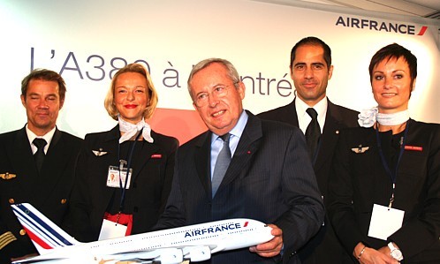 M. Gourgeon, avec une partie de l' équipage du A380 qui a effectué ce premier vol commercial vers Montréal M. Gourgeon, avec une partie de l' équipage du A380 qui a effectué ce premier vol commercial vers Montréal