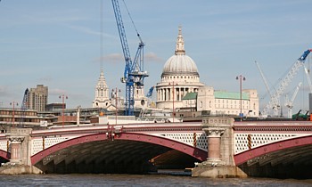 Tout l'est de Londres est en pleine transformation, comme en atteste les nombreuses grues...