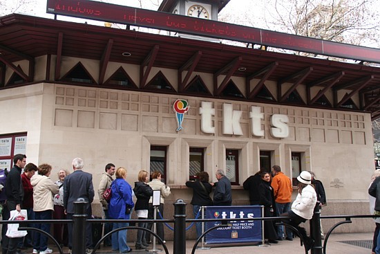 Le comptoir TKTS propose des billets à tarifs réduits pour les représentations du jour-même Le comptoir TKTS propose des billets à tarifs réduits pour les représentations du jour-même