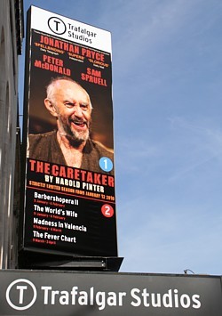 Il n' est pas rare de voir sur les scènes de Londres de grandes vedettes internationales (ici: Jonathan Pryce, qui y était en vedette le printemps dernier) Il n' est pas rare de voir sur les scènes de Londres de grandes vedettes internationales (ici: Jonathan Pryce, qui y était en vedette le printemps dernier)