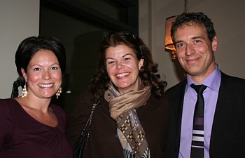 Caroline Doyon, vice -présidente Canada et Stephan Drouin, directeur des ventes, en compagnie de Caroline Bourke, de l' agence Conferences Groupes & Incentives, qui a remporté le prix hier soir. Caroline Doyon, vice -présidente Canada et Stephan Drouin, directeur des ventes, en compagnie de Caroline Bourke, de l' agence Conferences Groupes & Incentives, qui a remporté le prix hier soir.