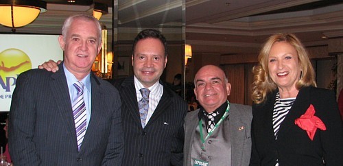 Pedro Haces Sordo directeur général de l'hôtel Elcano Acapulco; Manuel Montelongo, Dir. gén. du CPTM ; Alex Leon, Prés. de Travel Incentives Planning et Sol Cohen ex Dir. gén. de Mexicana Pedro Haces Sordo directeur général de l'hôtel Elcano Acapulco; Manuel Montelongo, Dir. gén. du CPTM ; Alex Leon, Prés. de Travel Incentives Planning et Sol Cohen ex Dir. gén. de Mexicana
