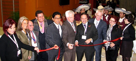 Coupure de ruban du Kiosque du Mexique par le Consul général du Mexique Edgardo Flores Rivas et le directeur du CPTM, Manuel Montelongo