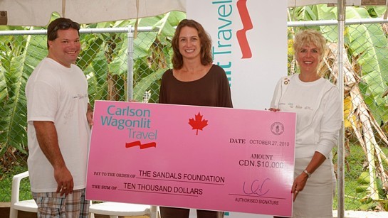 De gauche à droite : Mike Thompson, vice-président, Tourisme de Loisir, CWT Amérique du Nord; Heidi Clarke, directeur des programmes pour la Fondation Sandals; Louise Gardiner, directeur, Tourisme de Loisir, CWT Canada. De gauche à droite : Mike Thompson, vice-président, Tourisme de Loisir, CWT Amérique du Nord; Heidi Clarke, directeur des programmes pour la Fondation Sandals; Louise Gardiner, directeur, Tourisme de Loisir, CWT Canada.