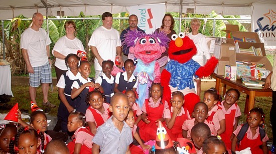 Représentants de CWT, des Clubs Rotary et de Sandals avec les étudiants de la Whitehouse Basic School et du Culloden Early Childhood Institution de Jamaïque, ainsi qu’Elmo et Abby Cadabby, personnages de Sesame Street.