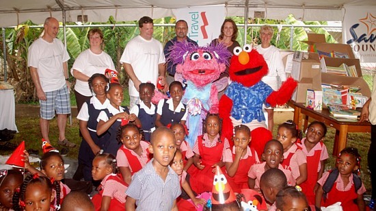 Représentants de CWT, des Clubs Rotary et de Sandals avec les étudiants de la Whitehouse Basic School et du Culloden Early Childhood Institution de Jamaïque, ainsi qu’Elmo et Abby Cadabby, personnages de Sesame Street. Représentants de CWT, des Clubs Rotary et de Sandals avec les étudiants de la Whitehouse Basic School et du Culloden Early Childhood Institution de Jamaïque, ainsi qu’Elmo et Abby Cadabby, personnages de Sesame Street.