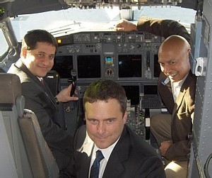 Sam Char, dir. exécutif Sunwing Québec ; Mark Williams, président de Sunwing Airlines et Colin Hunter président du conseil de Groupe Sunwing (archives JMV)