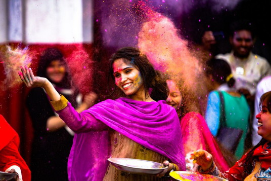 À l’occasion de la fête Holi, aussi connue sous le nom de festival des couleurs ou de l’amour, une femme lance un jet de poudre de couleur arc-en-ciel. De janvier à mars, les voyageurs pourront vivre cet événement grâce à WOW air avec des vols à partir de 299 $ CAD. (Groupe CNW/WOW air)