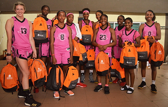 La Fondation Sunwing, en partenariat avec le Sisters Keeper Elite Basketball, permet aux enfants de la Jamaïque de vivre une expérience en camp d’été en plus de leur offrir des fournitures scolaires