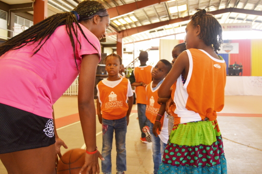 La Fondation Sunwing, en partenariat avec le Sisters Keeper Elite Basketball, permet aux enfants de la Jamaïque de vivre une expérience en camp d’été en plus de leur offrir des fournitures scolaires