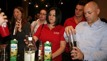 L'équipe de Vacances Air Canada, très concentrée sur leurs cocktails...