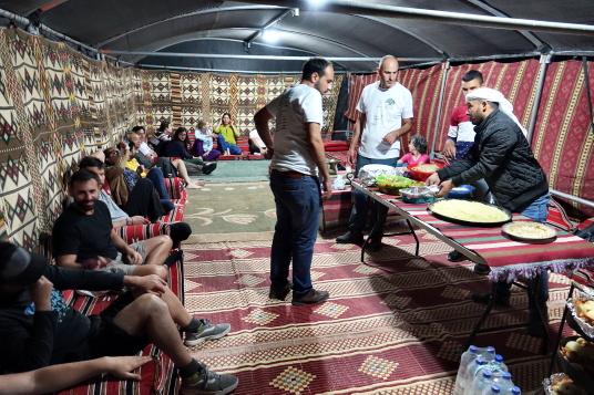 Une famille bédouine de Sea Level accueille des touristes sous la tente.