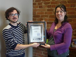 Geneviève Décarie, directrice des communications chez Ulysse, reçoit le prix des mains du représentant du E-PaperWorld 2010, Gwendal Henry.