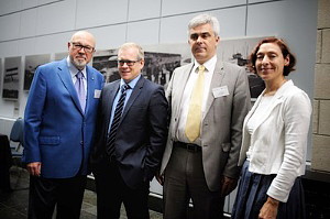 De gauche à droite, Jean-Marc Eustache, président et chef de la direction, Transat, Brian Myles, directeur, Le Devoir, Christophe Hennebelle, vice-président, ressources humaines et affaires