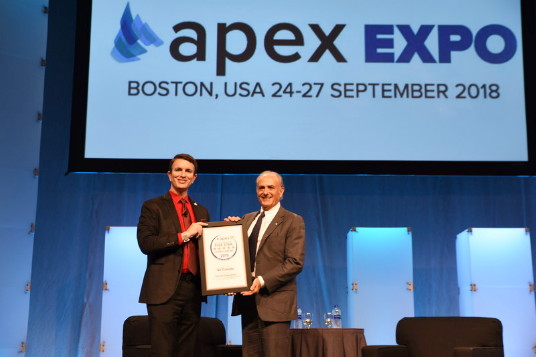 Calin Rovinescu, président et chef de la direction d'Air Canada, remporte le prix de l’Airline Passenger Experience Association pour l’ensemble de ses réalisations (Groupe CNW/Air Canada)