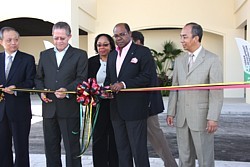 Chen Jinghua, ambassadeur de Chine en Jamaïque, le Premier ministre Bruce Golding,  Joy Douglas, directrice générale d'UDC, le ministre du tourisme Edmund Bartlett et le Dr Horace Chang, Ministre des eaux et du logement (credit photo: Noel Thompson) Chen Jinghua, ambassadeur de Chine en Jamaïque, le Premier ministre Bruce Golding,  Joy Douglas, directrice générale d'UDC, le ministre du tourisme Edmund Bartlett et le Dr Horace Chang, Ministre des eaux et du logement (credit photo: Noel Thompson)