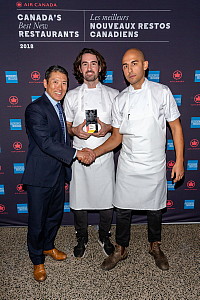 Les chefs lauréats : Daniel Hadida (gauche), Eric Robertson (droite), en compagnie d’Andy Shibata, directeur délégué – Marques d’Air Canada, à la répétition. (Groupe CNW/Air Canada)