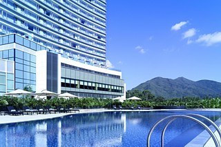 Une piscine chauffée de 25 mètres donne des airs de centre de villégiature au Hyatt Regency Sha Tin.