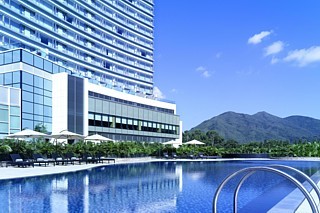 Une piscine chauffée de 25 mètres donne des airs de centre de villégiature au Hyatt Regency Sha Tin. Une piscine chauffée de 25 mètres donne des airs de centre de villégiature au Hyatt Regency Sha Tin.