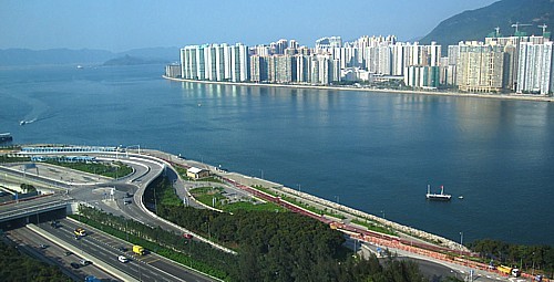 La vue que nous avions depuis la chambre 2418 - de l'eau, des montagnes et des développements urbains qui s'étendent jusqu'à la Chine.
