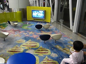 À Hong Kong, même les petits ont droit à leur salon près de l'aire d'embarquement des vols de retour vers Toronto. (photo Benoit Legault) À Hong Kong, même les petits ont droit à leur salon près de l'aire d'embarquement des vols de retour vers Toronto. (photo Benoit Legault)