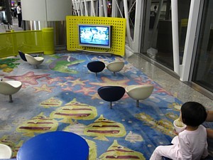 À Hong Kong, même les petits ont droit à leur salon près de l'aire d'embarquement des vols de retour vers Toronto. (photo Benoit Legault)