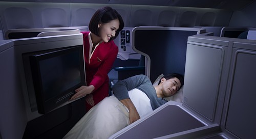 En classe Affaires, les clients dorment à l'horizontale dans des alcoves. (photo Cathay Pacific) En classe Affaires, les clients dorment à l'horizontale dans des alcoves. (photo Cathay Pacific)