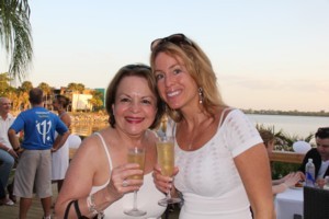 Francine Martin, de Voyages Régence, en compagnie d'Isabelle Huot, chroniqueure de nutrition. Francine Martin, de Voyages Régence, en compagnie d'Isabelle Huot, chroniqueure de nutrition.