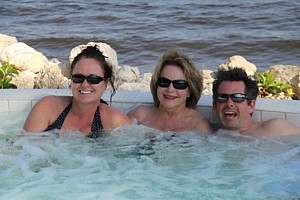 Le jacuzzi de la piscine des adultes passe le test et plaît beaucoup, comme en témoignent ici Marylène Lupien, Francine Martin et Jean-Marc Désy... Le jacuzzi de la piscine des adultes passe le test et plaît beaucoup, comme en témoignent ici Marylène Lupien, Francine Martin et Jean-Marc Désy...