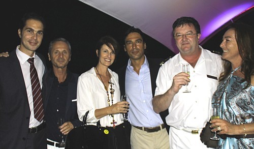 Xavier Mufraggi, PDG du Club Med pour la zone des Amériques (à gauche) et le commandant du Club Med 2, Yvon Laloge (en blanc), en compagnie de tours opérateurs Français basés à Miami