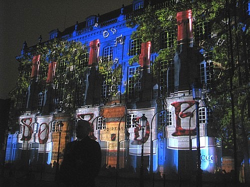 Un spectacle son et lumière époustouflant sur la façade du Palais de la Bourse à Bordeaux