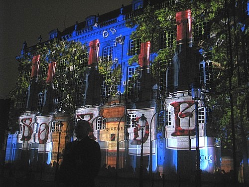 Un spectacle son et lumière époustouflant sur la façade du Palais de la Bourse à Bordeaux Un spectacle son et lumière époustouflant sur la façade du Palais de la Bourse à Bordeaux
