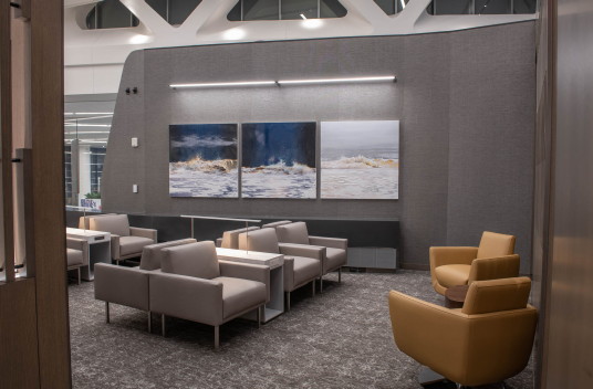 Le tout dernier salon Feuille d’érable d’Air Canada ouvre ses portes dans la nouvelle aérogare de l’aéroport LaGuardia de New York (Groupe CNW/Air Canada)