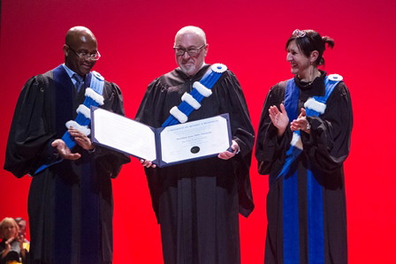 De gauche à droite : M. Komlan Sedzro, doyen de l’ESG UQAM, M. Jean-Marc Eustache, président et chef de la direction de Transat A.T. inc et Mme Magda Fusaro, rectrice de l’UQAM (© Alexis Aubin)