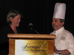 Armelle Tardy -Joubert remercie Alain Pignard, chef exécutif de l'hôtel Fairmont Le Reine Elisabeth Armelle Tardy -Joubert remercie Alain Pignard, chef exécutif de l'hôtel Fairmont Le Reine Elisabeth
