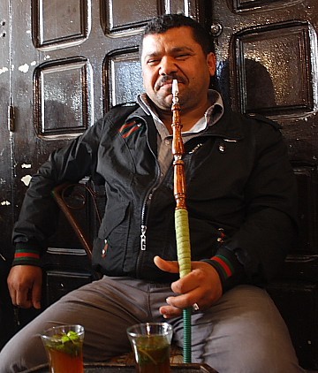 Fumeur de narguilé dans la Medina de Tunis