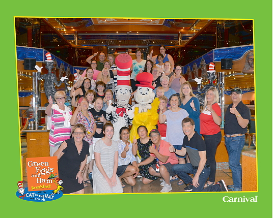 Le groupe d’agents de voyage au Green Eggs and Ham Breakfast avec Cat in the Hat and Friends – avec Veronica Di Ruocco et Judy Munden, Chefs de secteur, ventes chez VAC