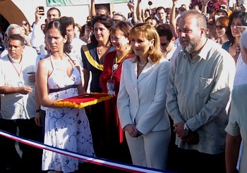 Coupure de ruban par les ministres du tourisme Gloria Guevara (Mexique) et Manuel Marrero Cruz (Cuba) Coupure de ruban par les ministres du tourisme Gloria Guevara (Mexique) et Manuel Marrero Cruz (Cuba)