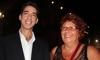 Jesus Garcia Marquez, du ministère du tourisme de Cuba et Charlotte Rousseau, Chef de région Transat Tours Canada, lors de la soirée d'ouverture sur la Place d'Armes.