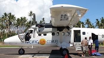 C'est de l'aéroport de Nadi (sur Viti Levu) que partent la plupart des vols internes qui desservent les autres îles de l'archipel.