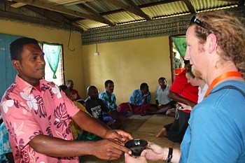 Toute visite de village débute par une cérémonie de bienvenue, au cours de laquelle on vous sert le fameux Kawa