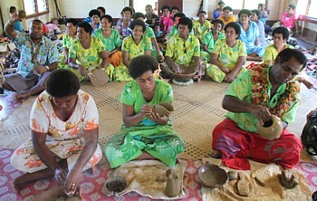 Dans le village de Nakabuta, les femmes (principalement) fabriquent des poteries, selon une technique ancestrale.