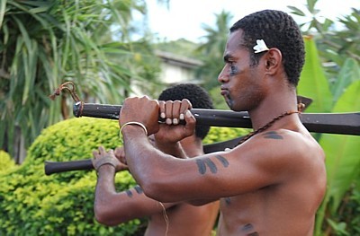 L'image du guerrier est encore bien présente dans le folklore de Fidji. L'image du guerrier est encore bien présente dans le folklore de Fidji.