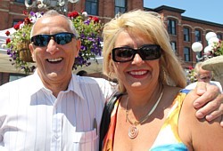 Fred Heinrich, directeur des ventes, et Evelyn Cassis, présidente de Voyages Cassis.